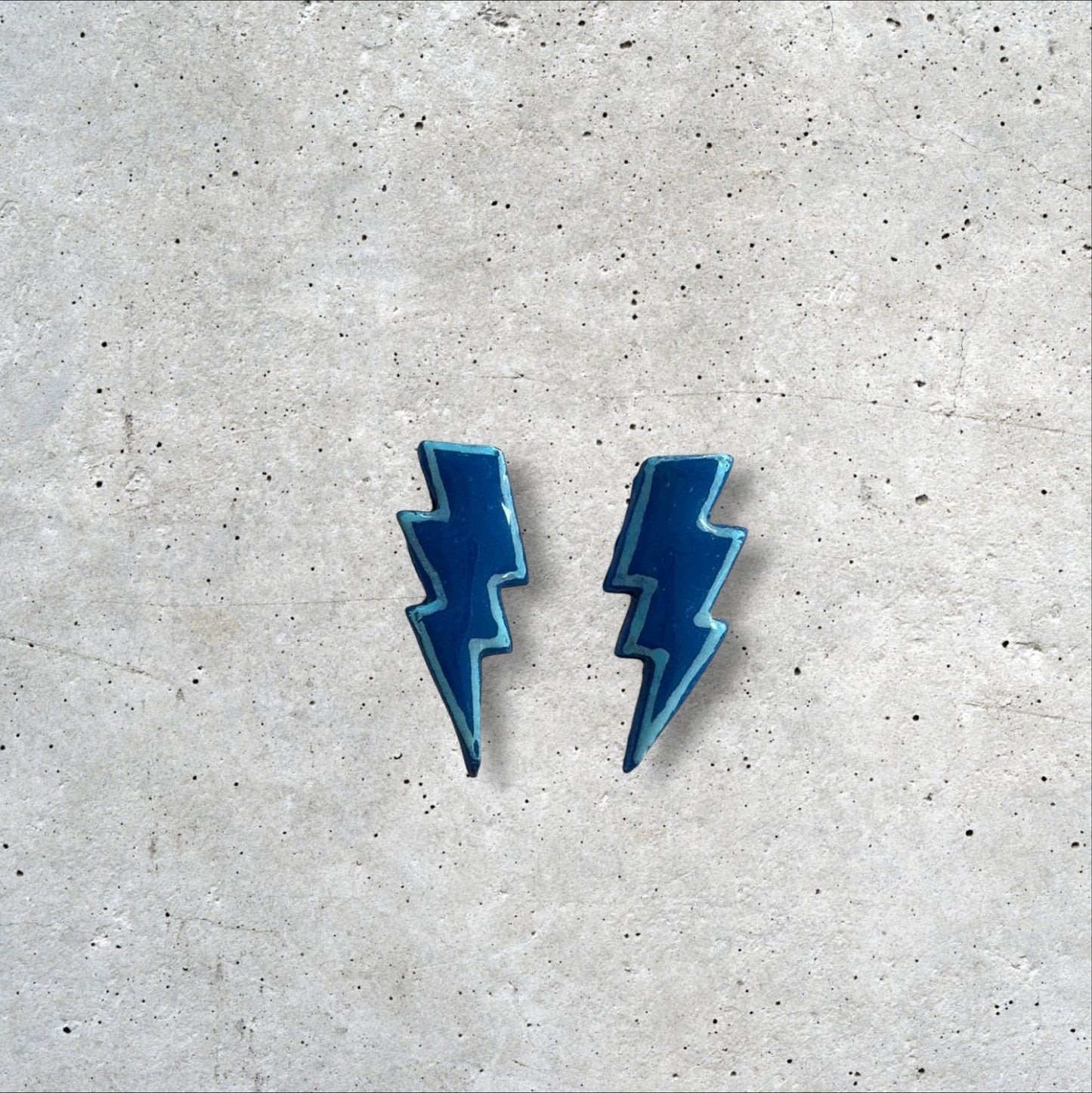 RAYO AZUL CON BORDE EN AZUL CLARO